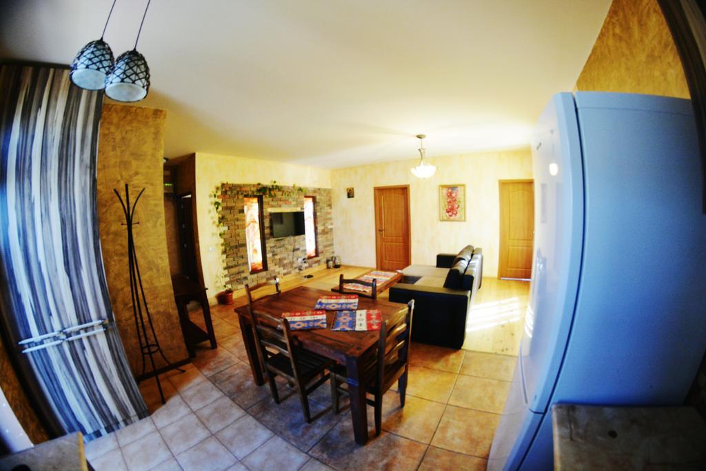 Family Mini-Hotel Martirosyan'S And Tours エレバン エクステリア 写真